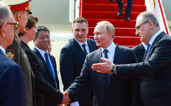 
                    Путин прилетел в Китай
                