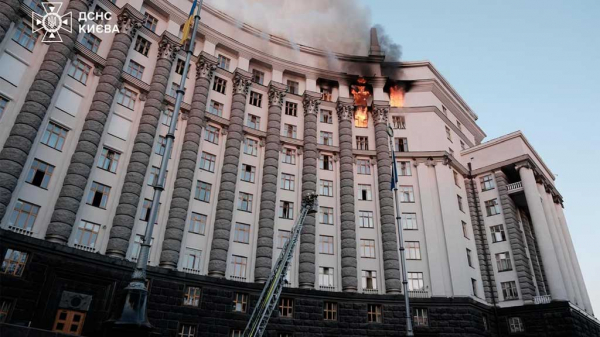 В здании кабмина Украины возник пожар после ночной атаки «Гераней» В здании кабмина Украины возник пожар после ночной атаки «Гераней»