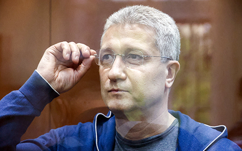 СК показал кадры обысков у генерала МВД с 40 объектами недвижимости
СК показал кадры обысков у генерала МВД с 40 объектами недвижимости