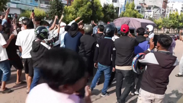Протесты в Непале, из-за которых сбежали министры. Видео
Протесты в Непале, из-за которых сбежали министры. Видео