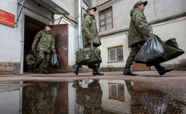 
                    Комитет Думы одобрил проект о круглогодичном призыве на военную службу
                