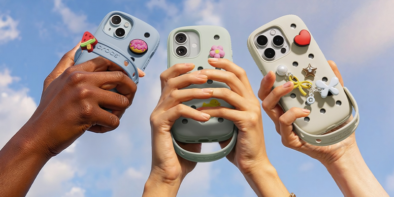 Для iPhone вышли официальные чехлы Crocs &mdash; с отверстиями под джибитсы и фирменной пуговкой