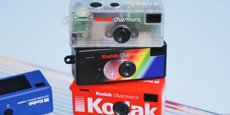 Kodak выпустила Charmera &mdash; мини-версию своей ретро-камеры, которая продаётся в случайном цвете