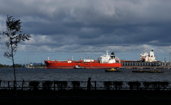 
                    Лондон запретил ввоз нефтепродуктов из российской нефти из третьих стран
                