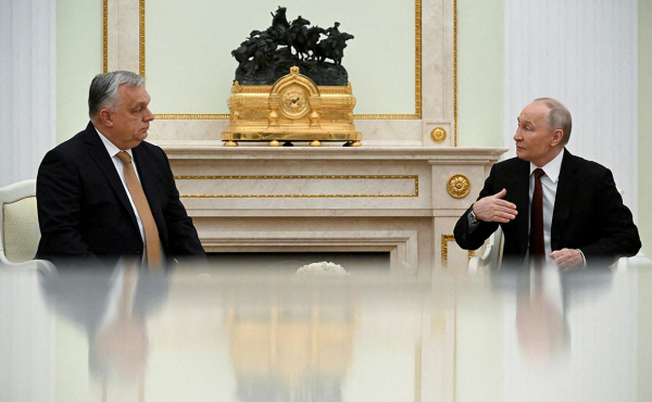 
                    Венгерская переводчица неверно передала Орбану слова Путина
                