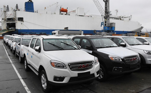 
                    Импорт новых легковых автомобилей в Россию упал на 64%
                