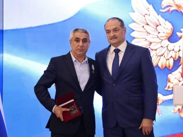 Меликов наградил героя-дальнобойщика, остановившего атаку 30 дронов
